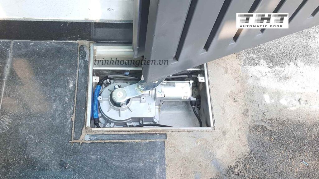 Lắp-motor-âm-sàn-tự-động-sau-khi-sửa-cổng