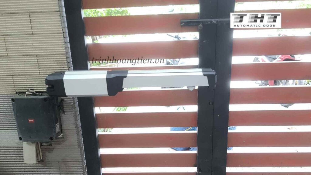 Lắp-motor-cánh-tay-đòn--tự-động-sau-khi-sửa-cổng