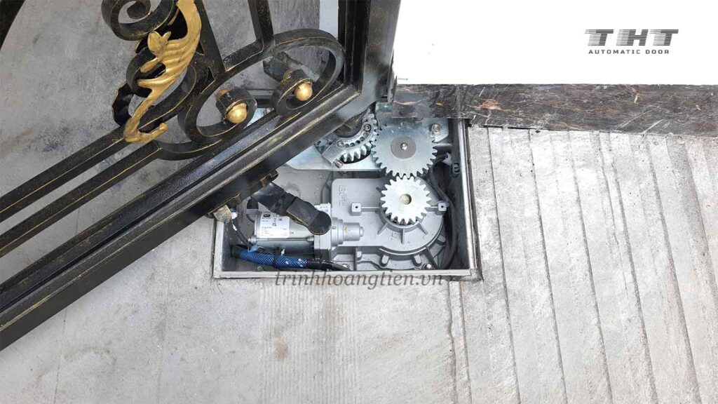 Lắp-motor-cổng-sắt-mở-180-độ-tại-quận-2