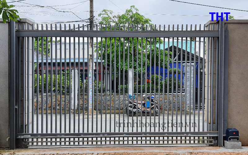 Cổng-lùa-tự-đông-nhà-máy-Q9--công-ty-THT-